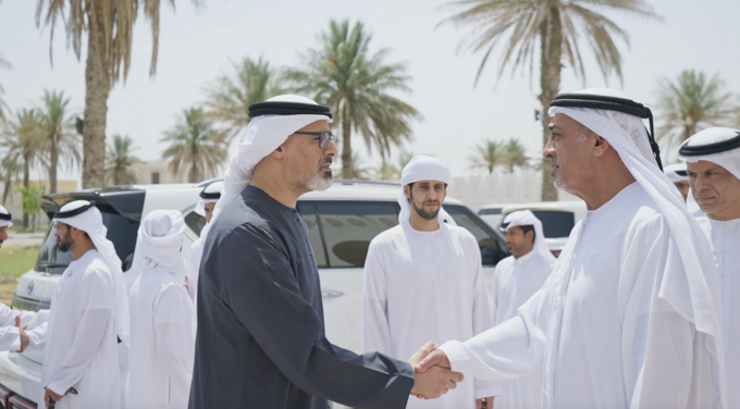 خالد بن محمد بن زايد يُقدم واجب العزاء في وفاة المغفور لها ميرة بنت راشد المزروعي