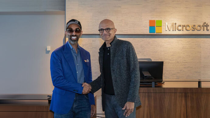 طحنون بن زايد يلتقي الرئيس التنفيذي لشركة مايكروسوفت
