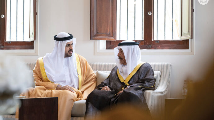 ذياب بن محمد بن زايد ينقل تعازي رئيس الدولة الى شيوخ مملكة البحرين في وفاة عبدالله بن سلمان