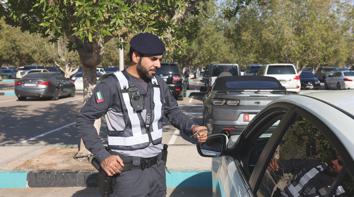 انطلاقاً من رؤيتها الاستراتيجية الهادفة إلى تعزيز الأمن والسلامة.. القيادة العامة لشرطة أبوظبي تنظم استخدام الكاميرات في مهام منتسبيها